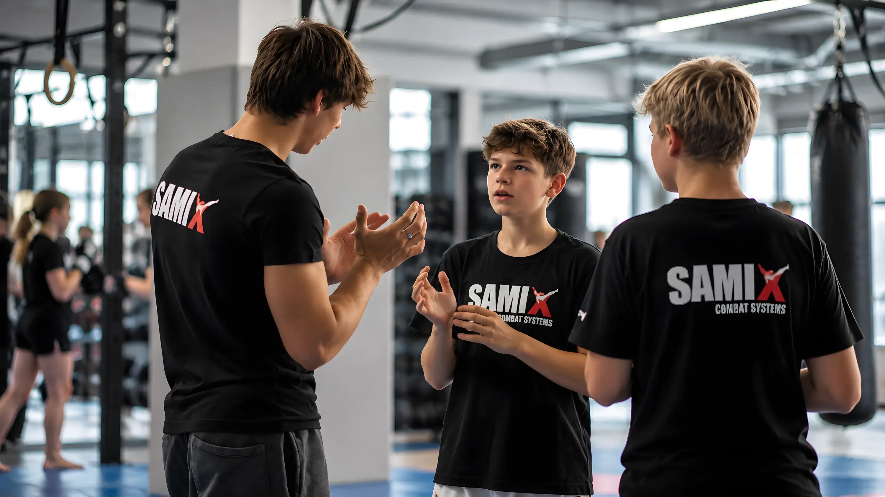 Simon Weckauf erklärt zwei Jugendlichen eine Technik
